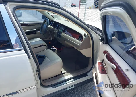 2005 Lincoln Town Car Signature z USA, uszkodzony, nr VIN 1LNHM81W05Y626516